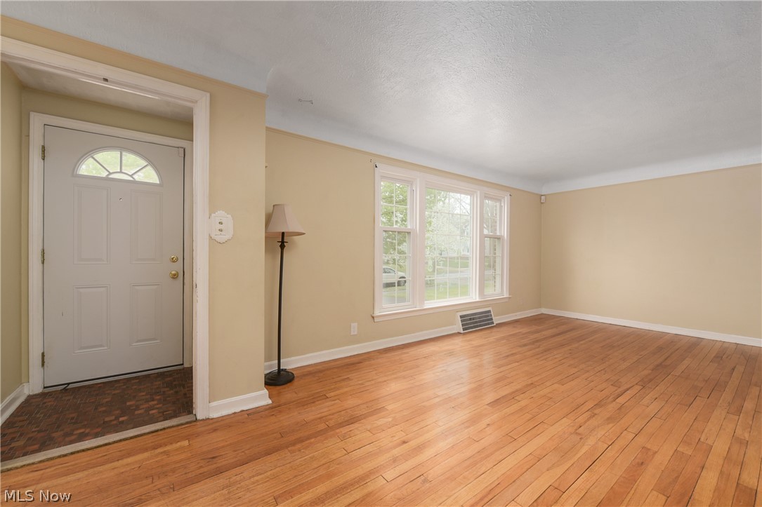 1148 Pennfield Road Cleveland, OH 44121 - Photo 2 of 32