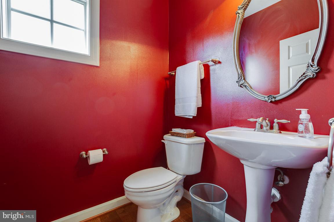 41777 Purpose Way Aldie, VA 20105 - Photo 23 of 44 First Floor Powder Room