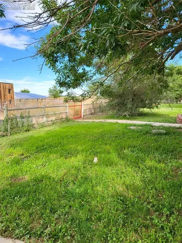 a view of yard with green space