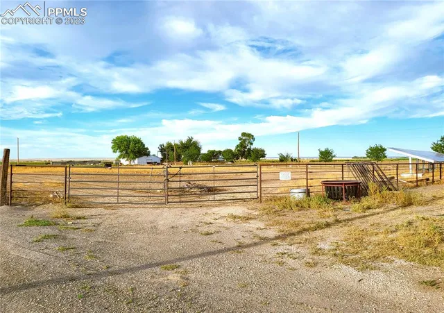 a view of a house with outdoor space