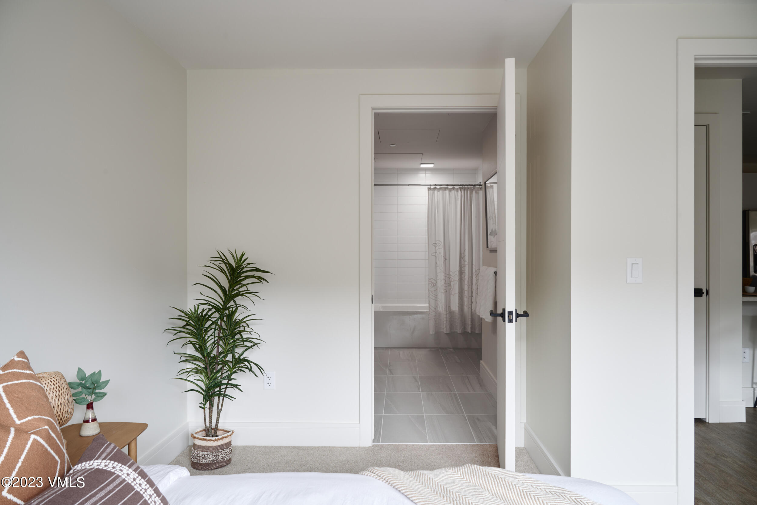 430 South Frontage Road East, Unit RUN Vail, CO 81657 - Photo 13 of 28 FFCO-Altus Local-ResidenceG-IanWarren-We