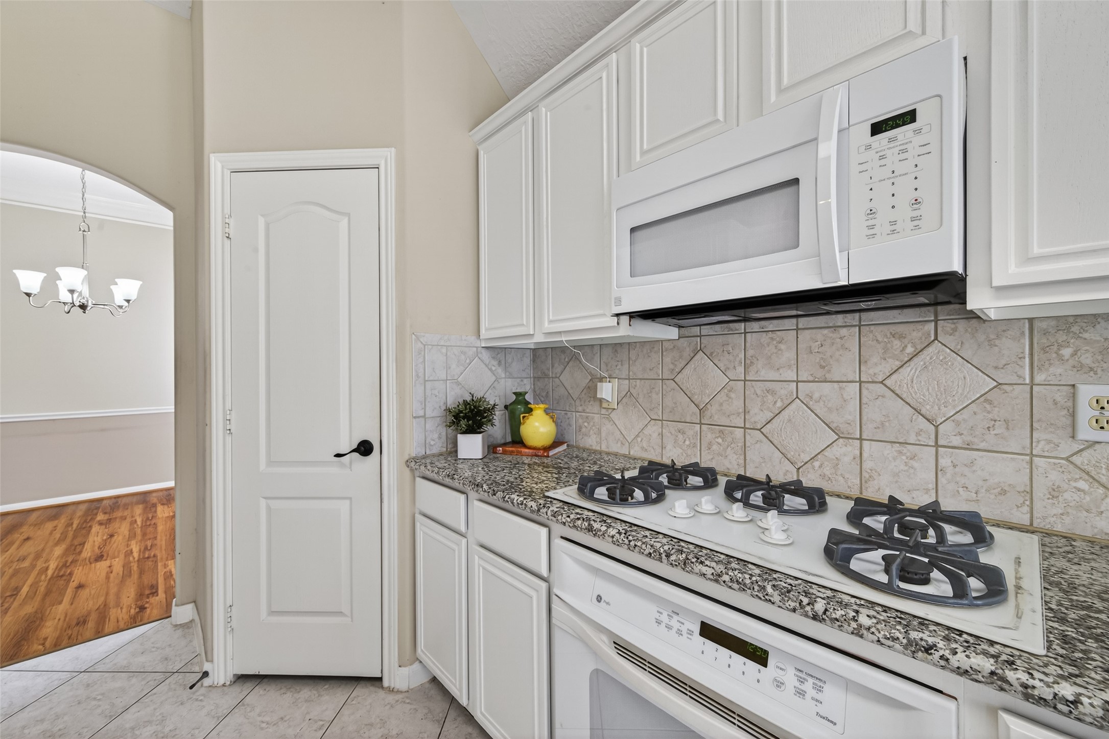 23211 Goldensong Court Spring, TX 77373 - Photo 25 of 50 Gas Stove and a nice sized walk-in pantry.
