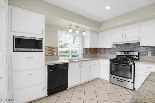 $2,400 | 3991 Redwood Street, Las Vegas, NV 89103