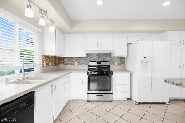 $2,400 | 3991 Redwood Street, Las Vegas, NV 89103