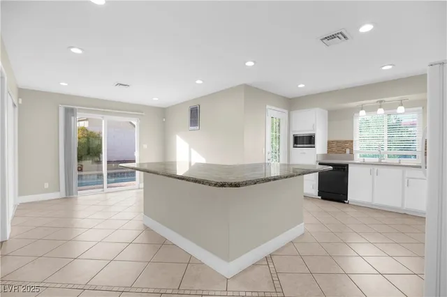 $2,400 | 3991 Redwood Street, Las Vegas, NV 89103