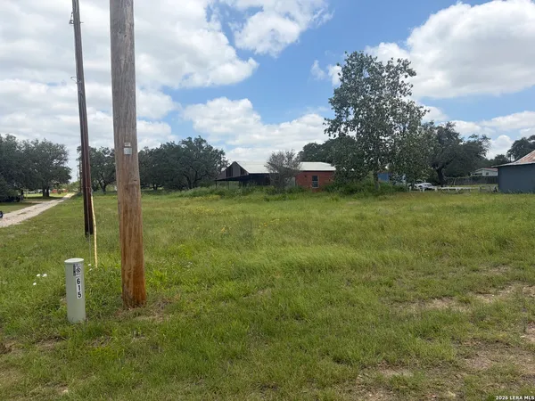 $125,000 | 615 Rossville Road, Devine, TX 78016
