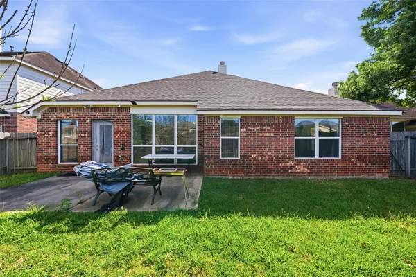 a view of a house with a backyard