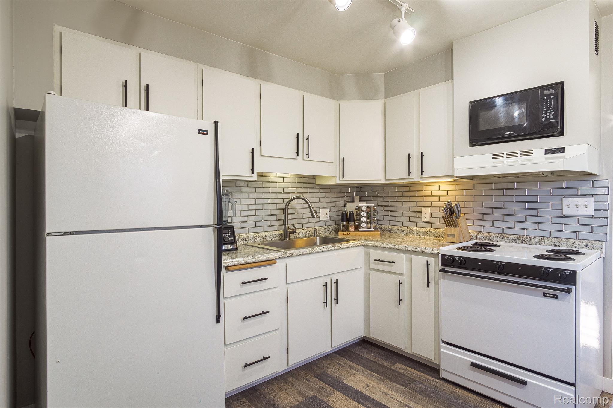 6303 Silver Lake Road Linden, MI 48451 - Photo 7 of 19 Gallery Image 7