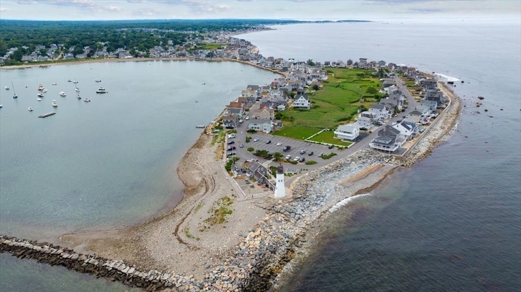 86 Lighthouse Road Scituate, MA 02066 - Photo 31 of 38 a vase of flowers sitting on a table