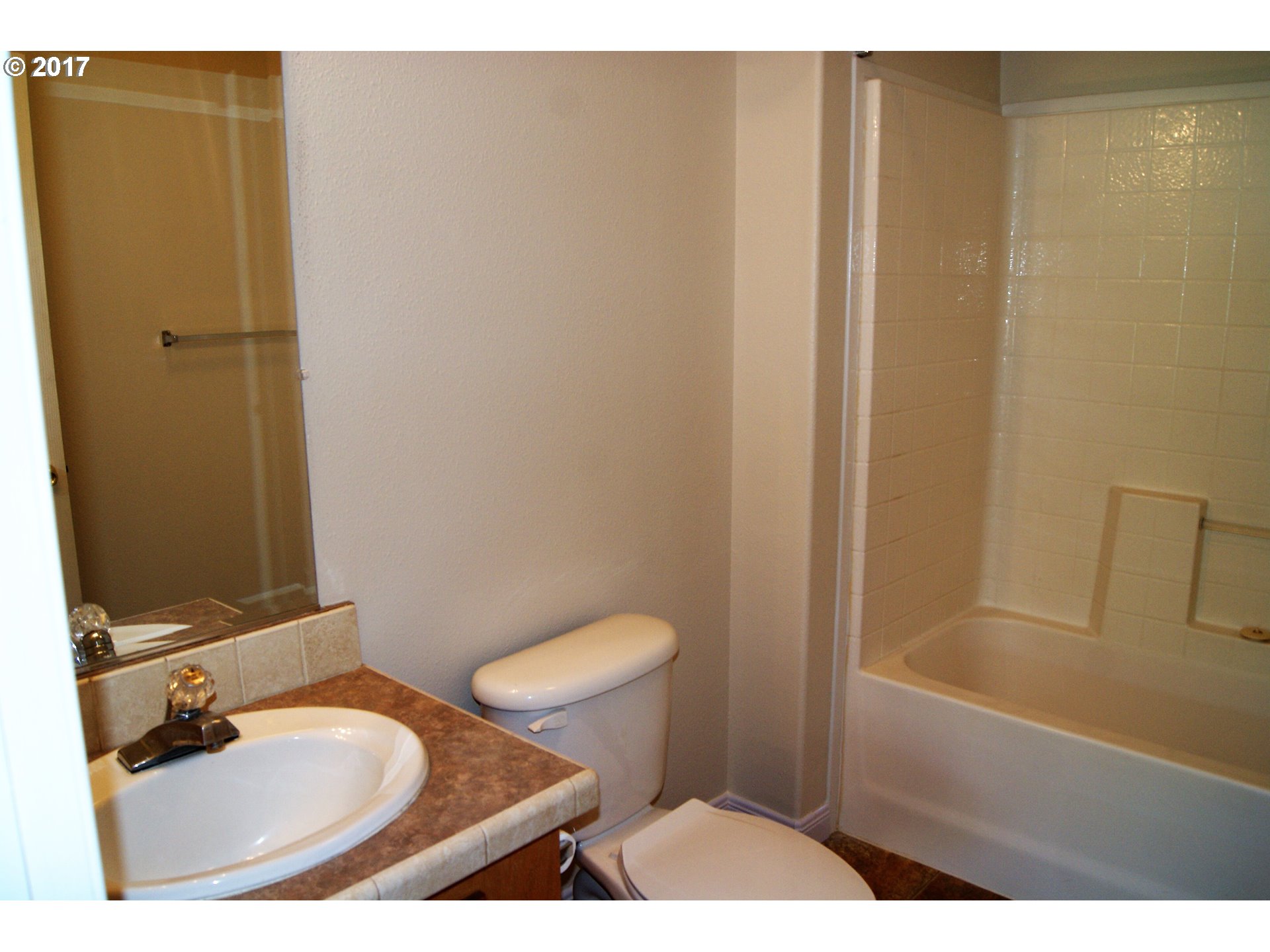 25501 Lawrence Road Junction City, OR 97448 - Photo 8 of 29 Bathroom