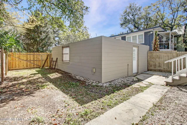 a view of a backyard