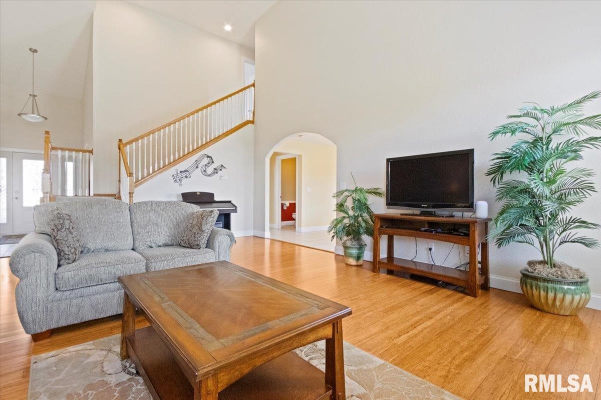 1704 Kingsbury Road Washington, IL 61571 - Photo 11 of 68 Gallery Image 11