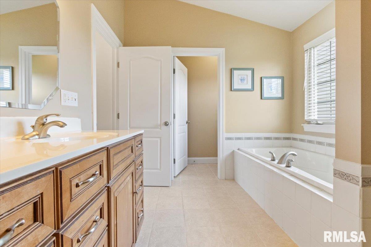 1704 Kingsbury Road Washington, IL 61571 - Photo 26 of 68 Gallery Image 26