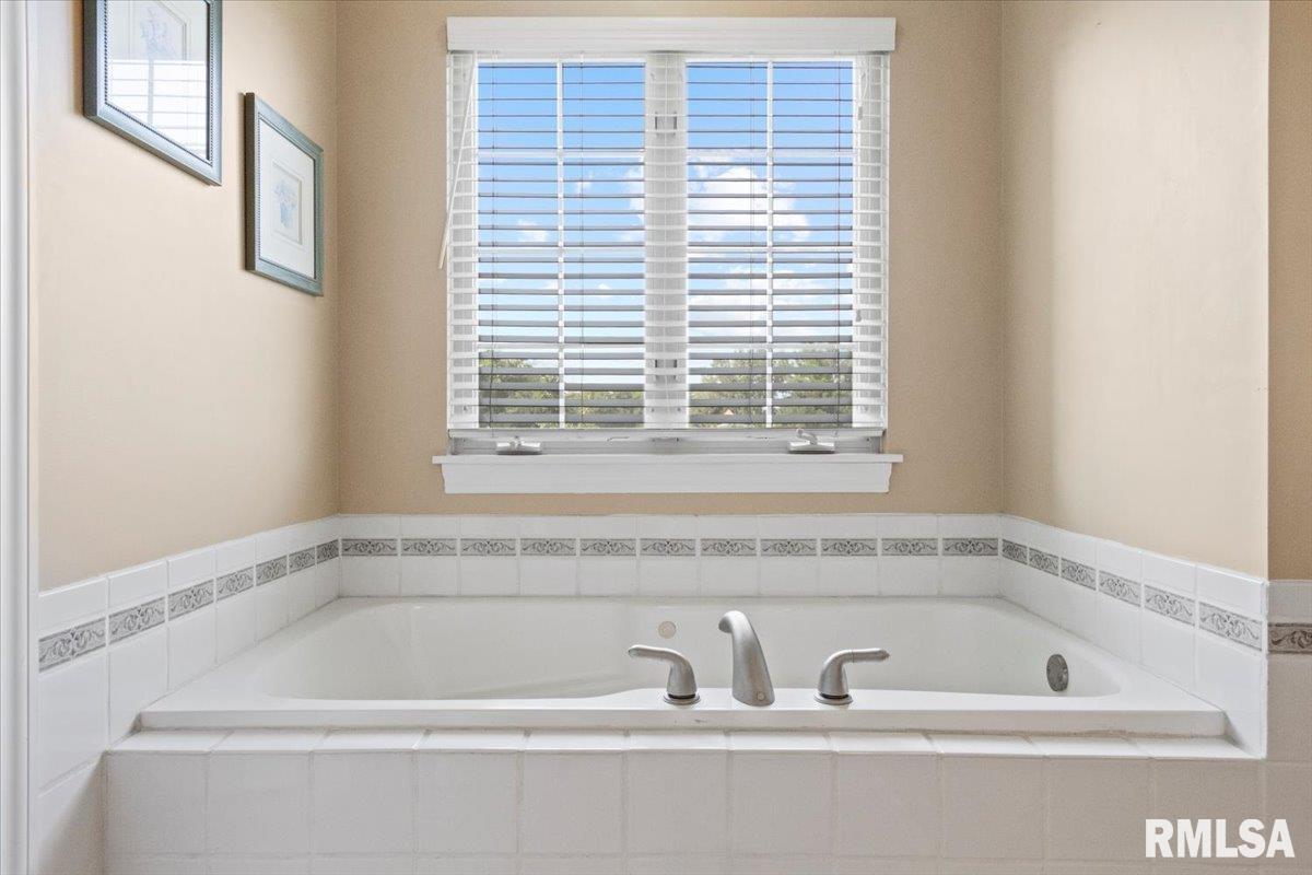 1704 Kingsbury Road Washington, IL 61571 - Photo 27 of 68 Gallery Image 27