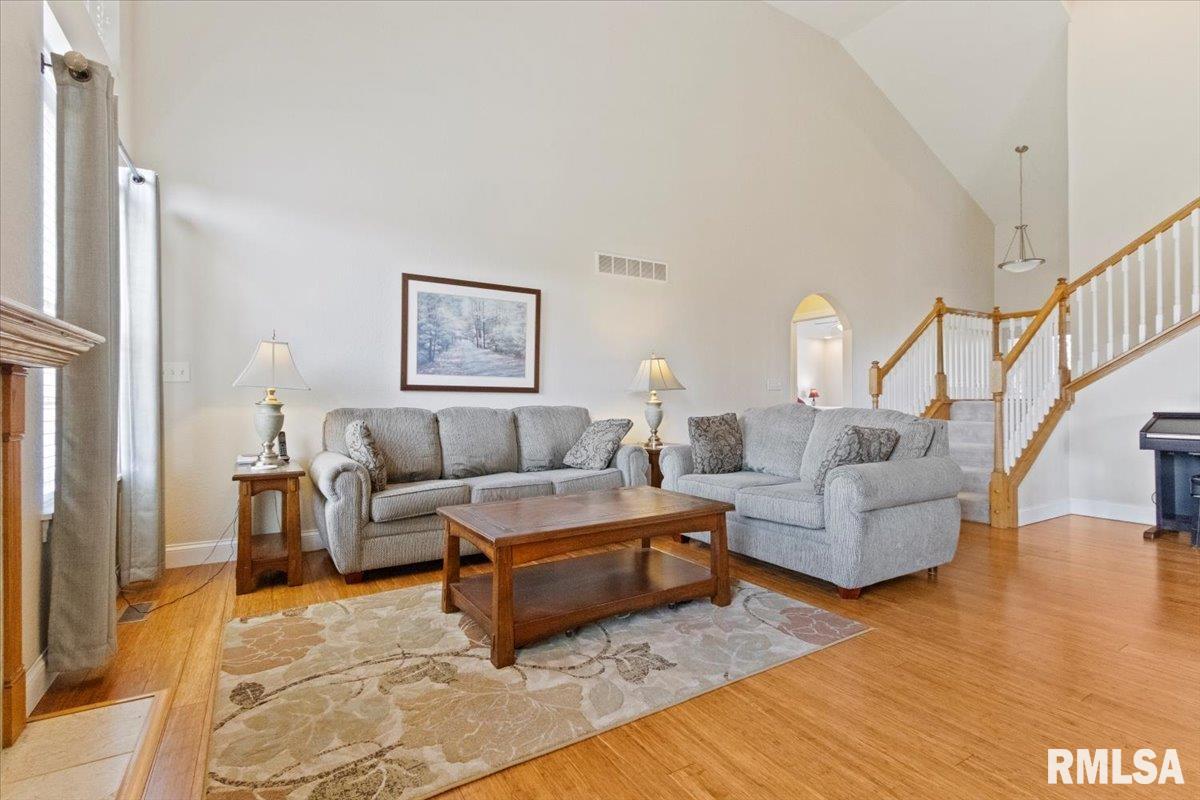 1704 Kingsbury Road Washington, IL 61571 - Photo 10 of 68 Gallery Image 10
