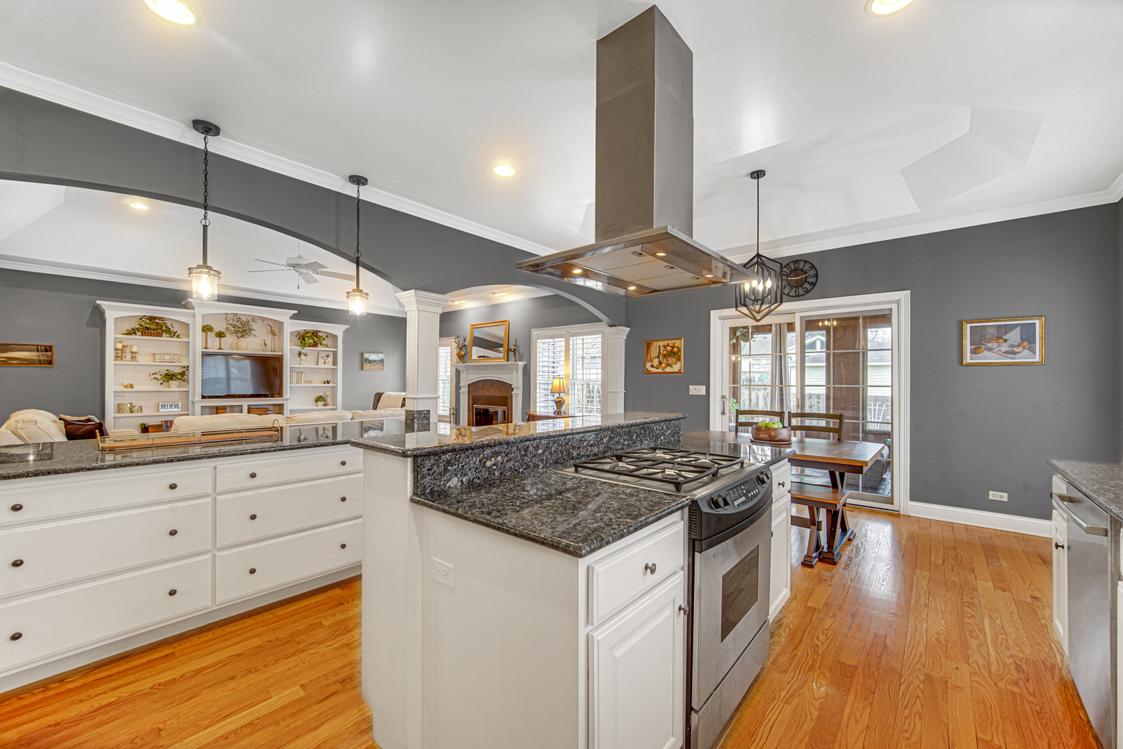 502 South Summit Street Wheaton, IL 60187 - Photo 7 of 40