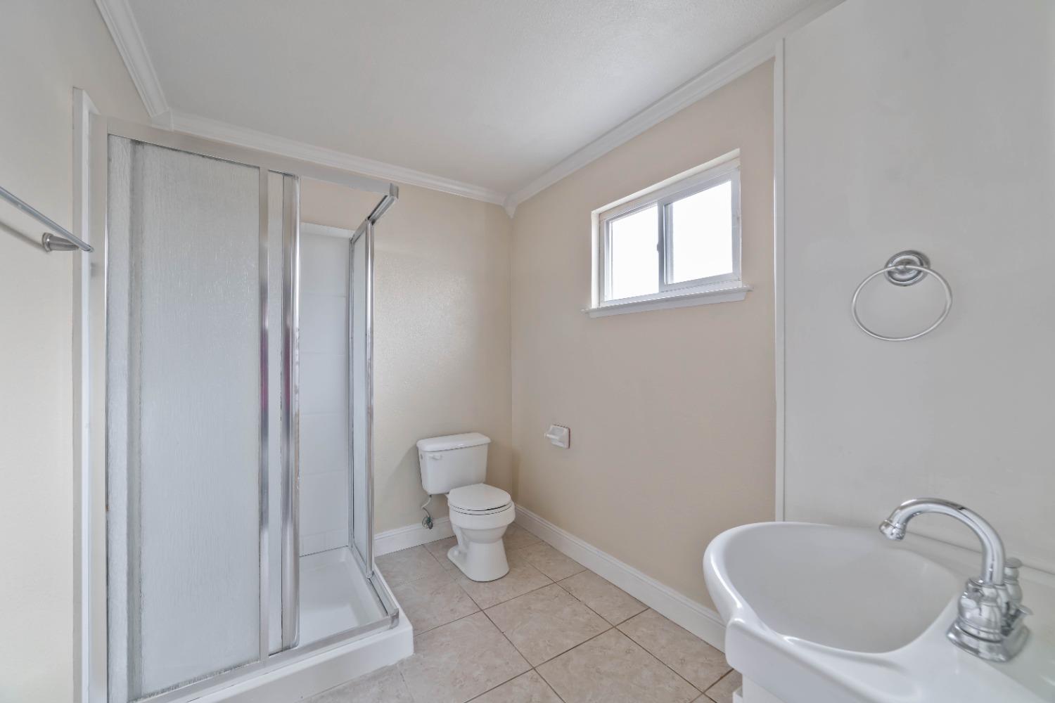 142 West Swift Avenue Clovis, CA 93612 - Photo 12 of 24 a bathroom with a toilet a sink and bathtub