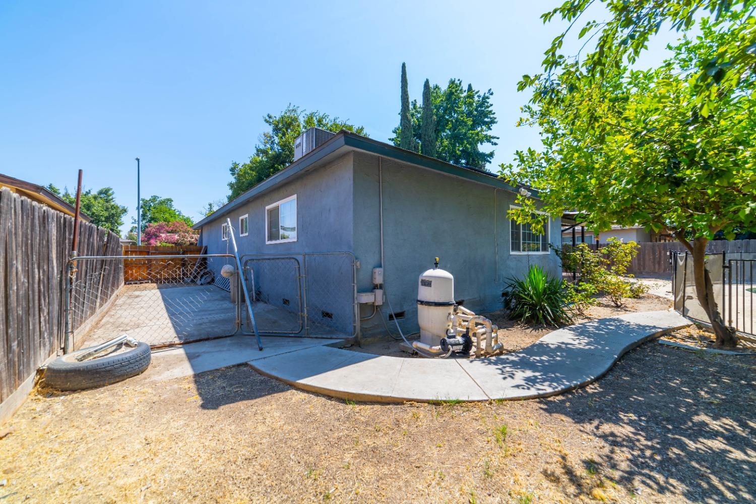 142 West Swift Avenue Clovis, CA 93612 - Photo 17 of 24 a backyard of a house with table and chairs