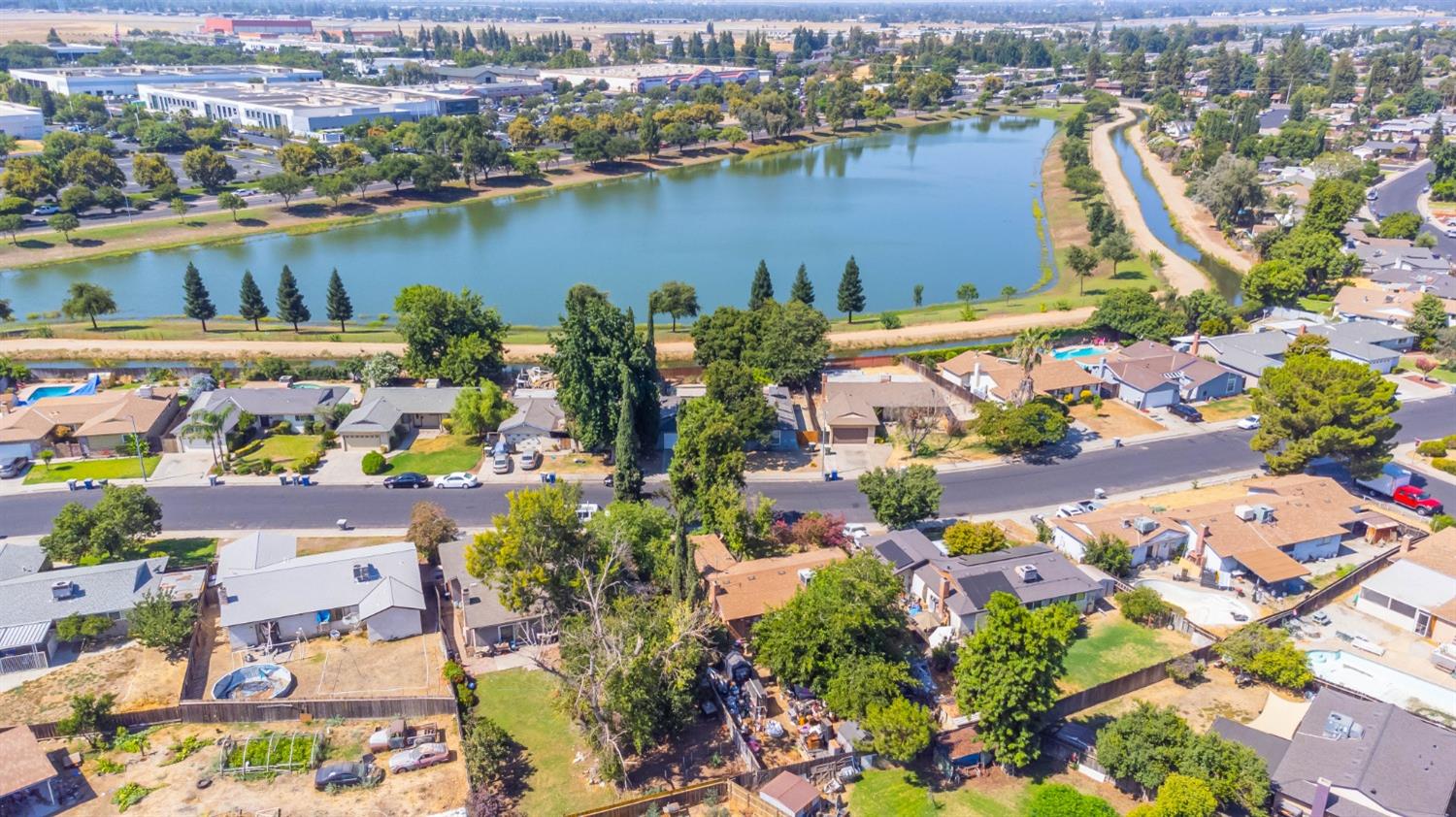 142 West Swift Avenue Clovis, CA 93612 - Photo 19 of 24 an aerial view of a houses with a lake view