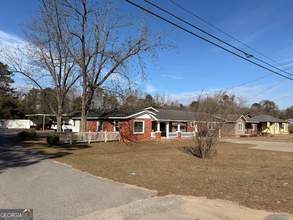 a view of a house with a yard