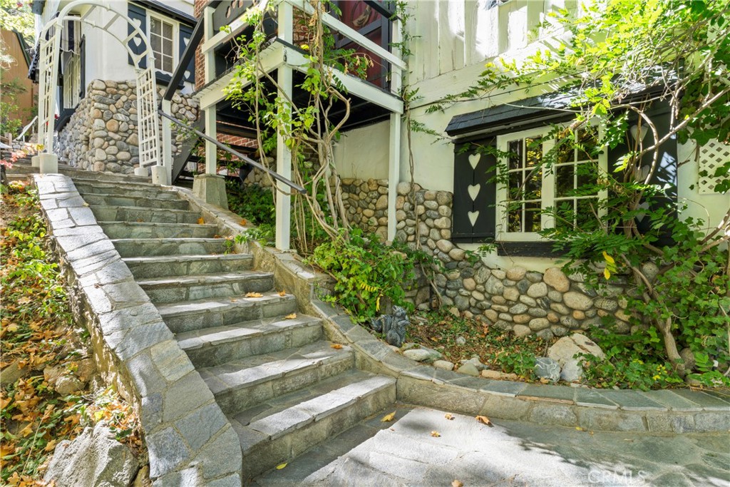 197 Rocky Point Road Lake Arrowhead, CA 92352 - Photo 23 of 35 a view of a pathway of a building