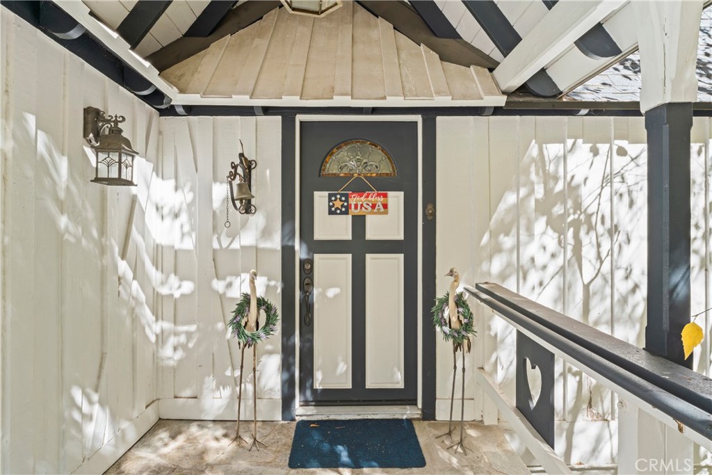 197 Rocky Point Road Lake Arrowhead, CA 92352 - Photo 5 of 35 a view of a entryway