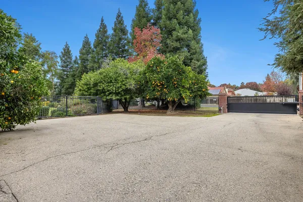 a view of a house with backyard and garden