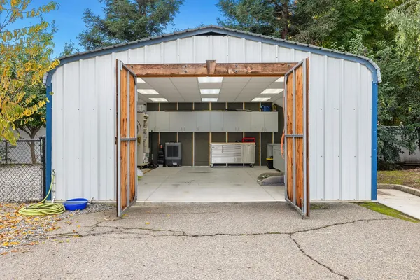 a view of a backyard