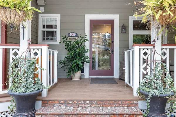 a view of a entryway of the house
