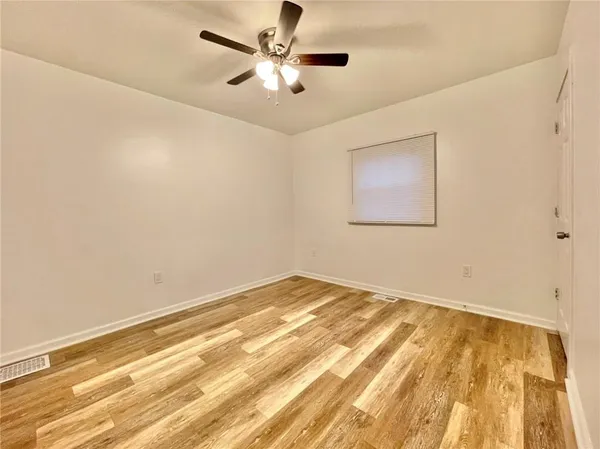 $1,000 | 860 Pennsylvania Avenue, Unit 1, Coraopolis, PA 15108