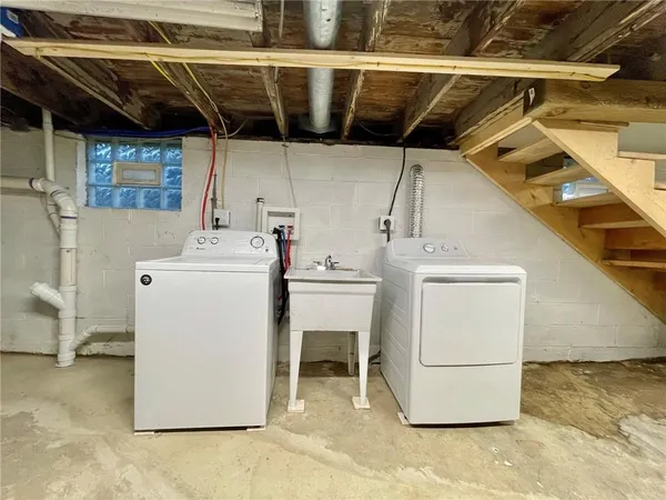 $1,000 | 860 Pennsylvania Avenue, Unit 1, Coraopolis, PA 15108