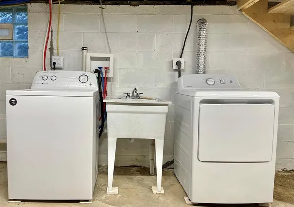 $1,000 | 860 Pennsylvania Avenue, Unit 1, Coraopolis, PA 15108