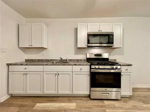 $1,000 | 860 Pennsylvania Avenue, Unit 1, Coraopolis, PA 15108