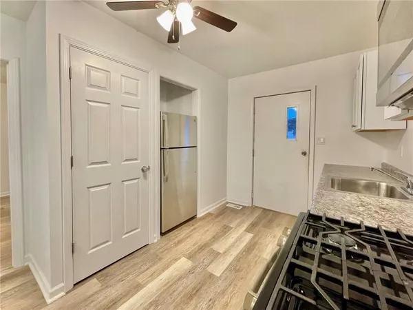 $1,000 | 860 Pennsylvania Avenue, Unit 1, Coraopolis, PA 15108