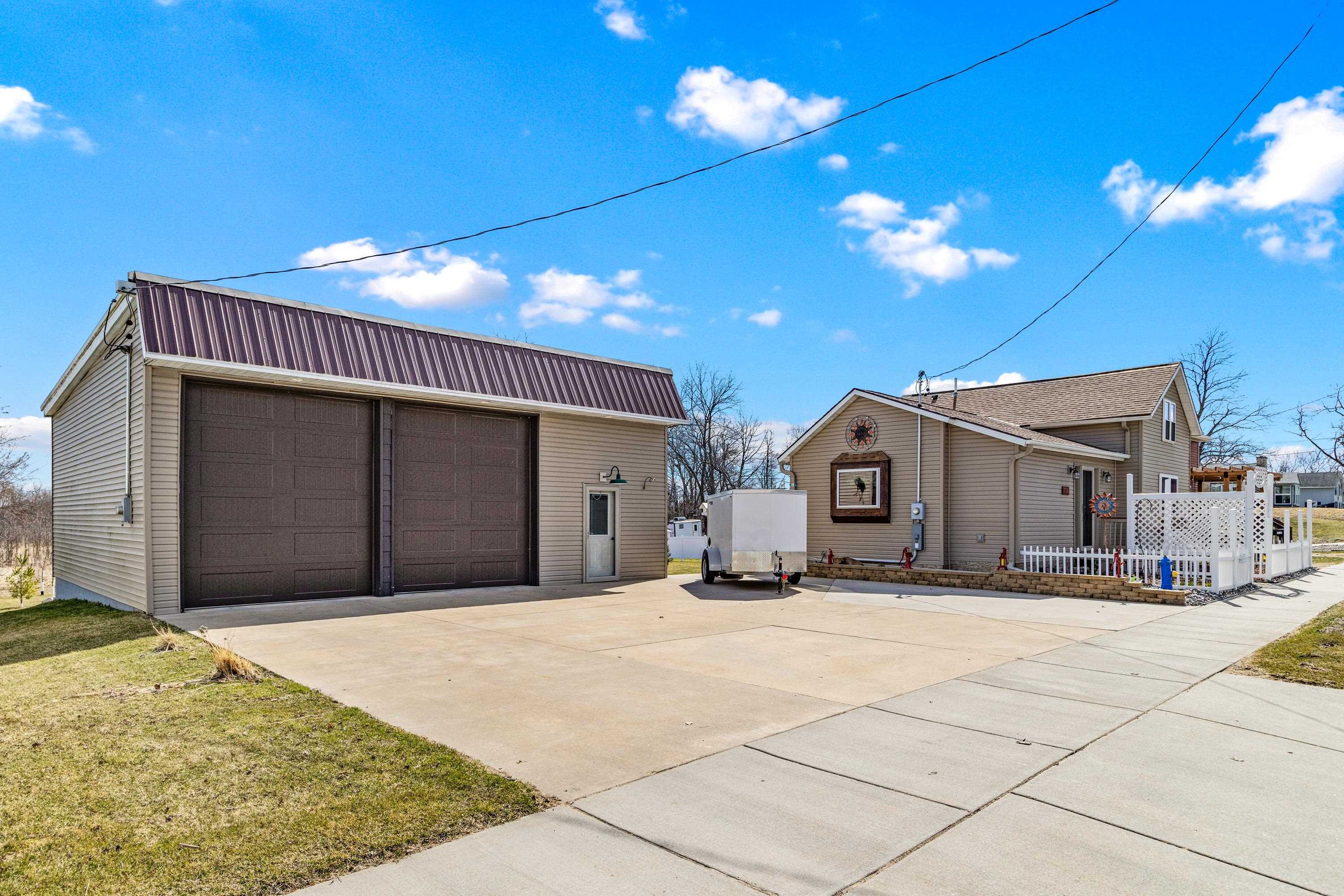 1716 Kilbourn Avenue Tomah, WI 54660 - Photo 3 of 38