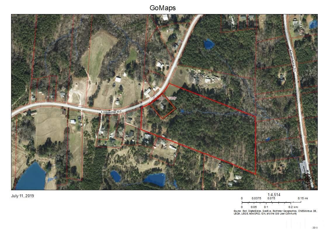 a picture of a tree in a park