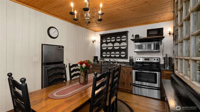 a view of a livingroom with furniture