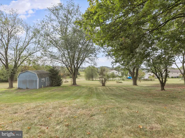a view of a yard with a house