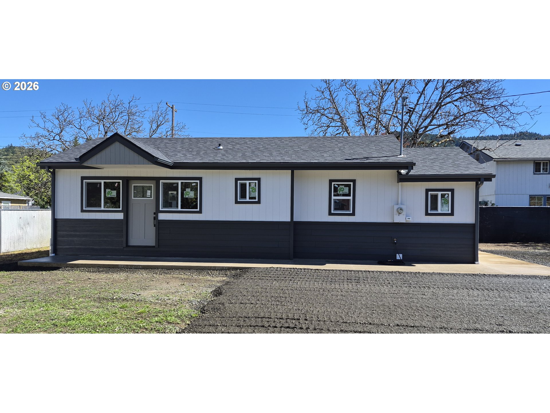119 Walnut Street Myrtle Creek, OR 97457 - Photo 2 of 10 a view of front of a house with a yard