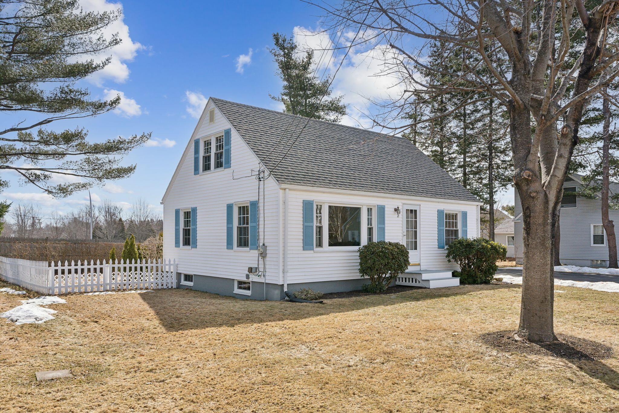 21 Malilly Road Portland, ME 04103 - Photo 3 of 22 Sunny and Welcoming!