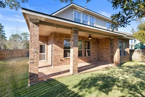 a view of a house with backyard
