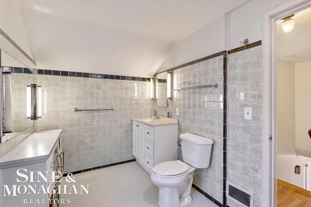 365 Moross Road Grosse Pointe, MI 48236 - Photo 17 of 34 50138742-5ae8d216-f386-4fe2-9a65-f91a880adebf.JPG