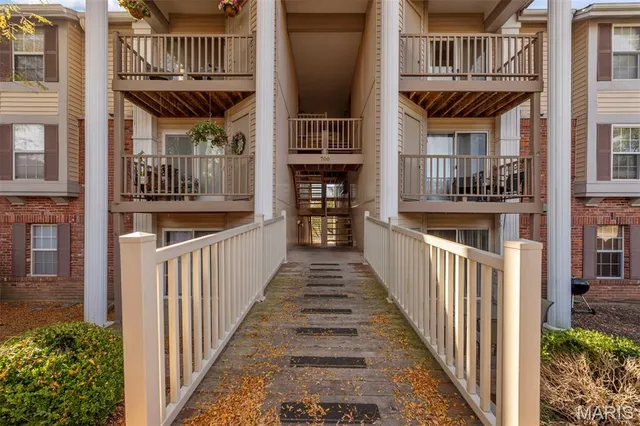 $1,250 | 700 Ridgeside Drive, Unit L, Ballwin, MO 63021