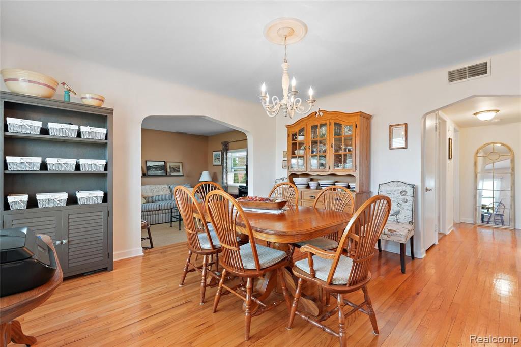 327 West Maple Road Clawson, MI 48017 - Photo 3 of 26