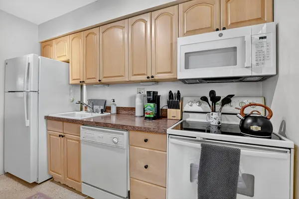$2,200 | 414 Seasage Drive, Unit 9, Delray Beach, FL 33483
