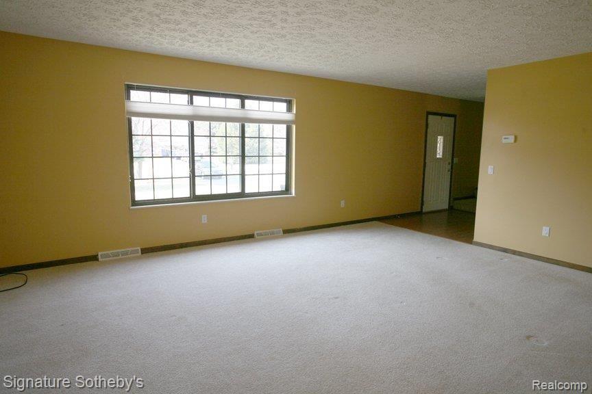 8625 Miller Road Clarkston, MI 48348 - Photo 2 of 18 Living Room