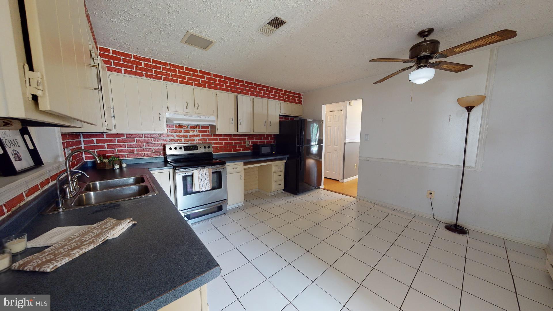 505 South Harrison Road Sterling, VA 20164 - Photo 8 of 28 Large Spacious Kitchen