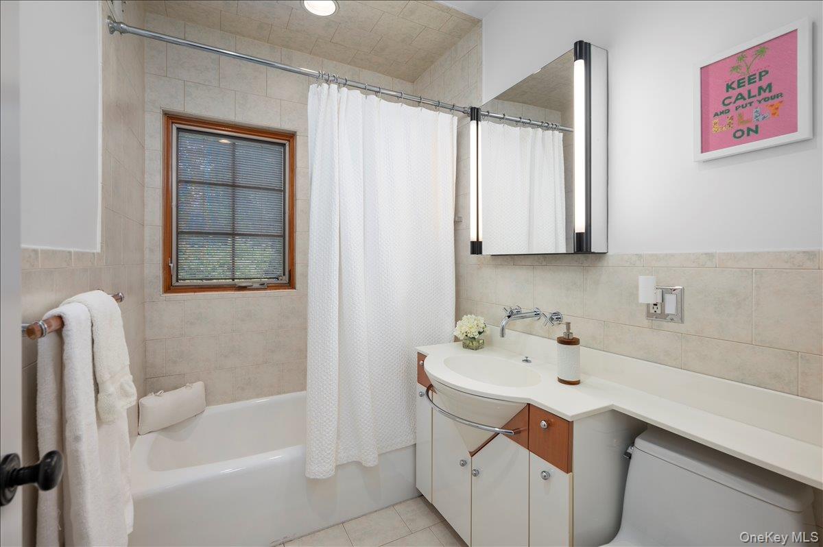 33 Pryer Lane Larchmont, NY 10538 - Photo 24 of 37 a bathroom with a sink and a bathtub