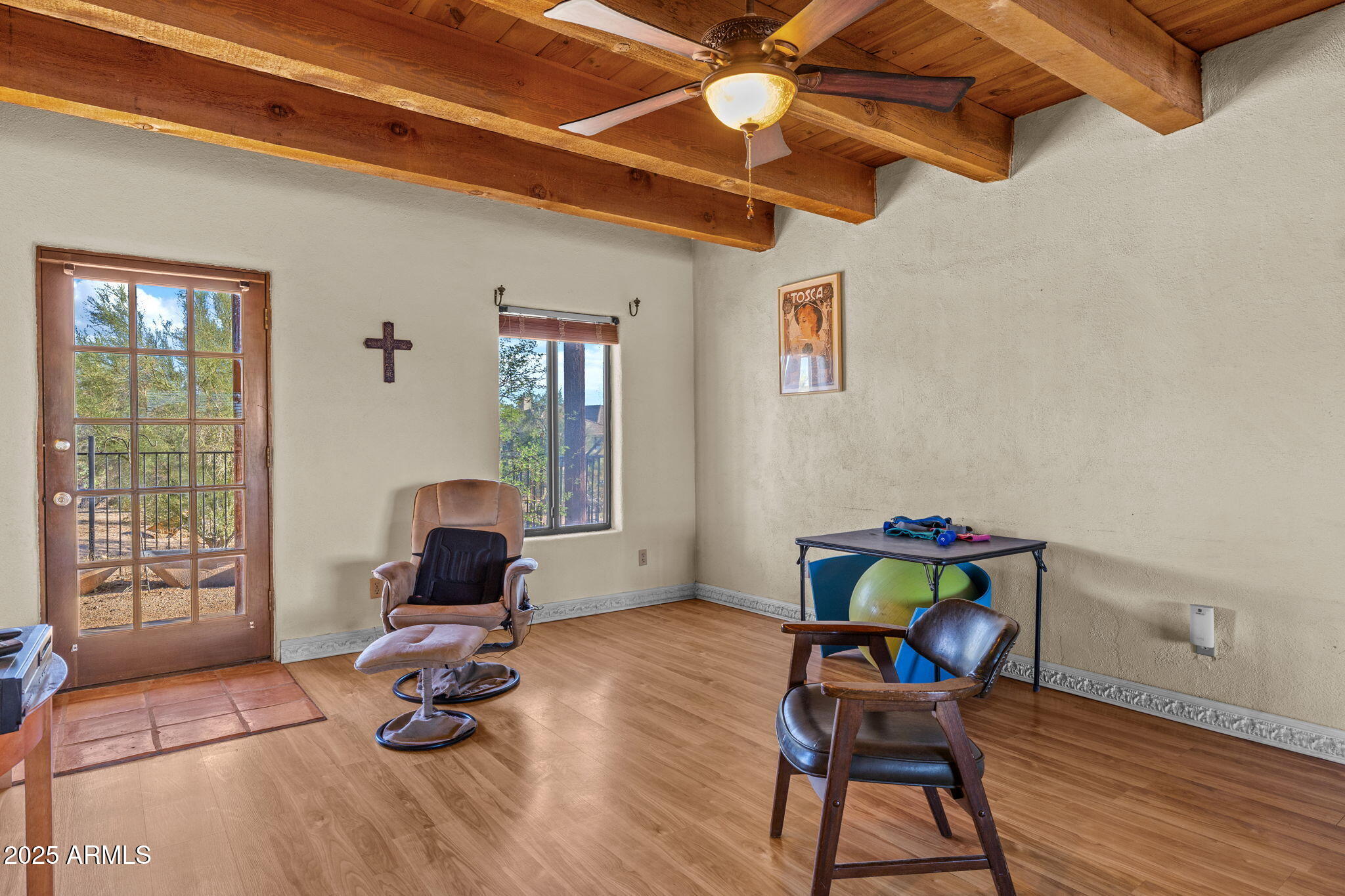 6319 East Lowden Road Cave Creek, AZ 85331 - Photo 18 of 52 a living room with furniture and a window