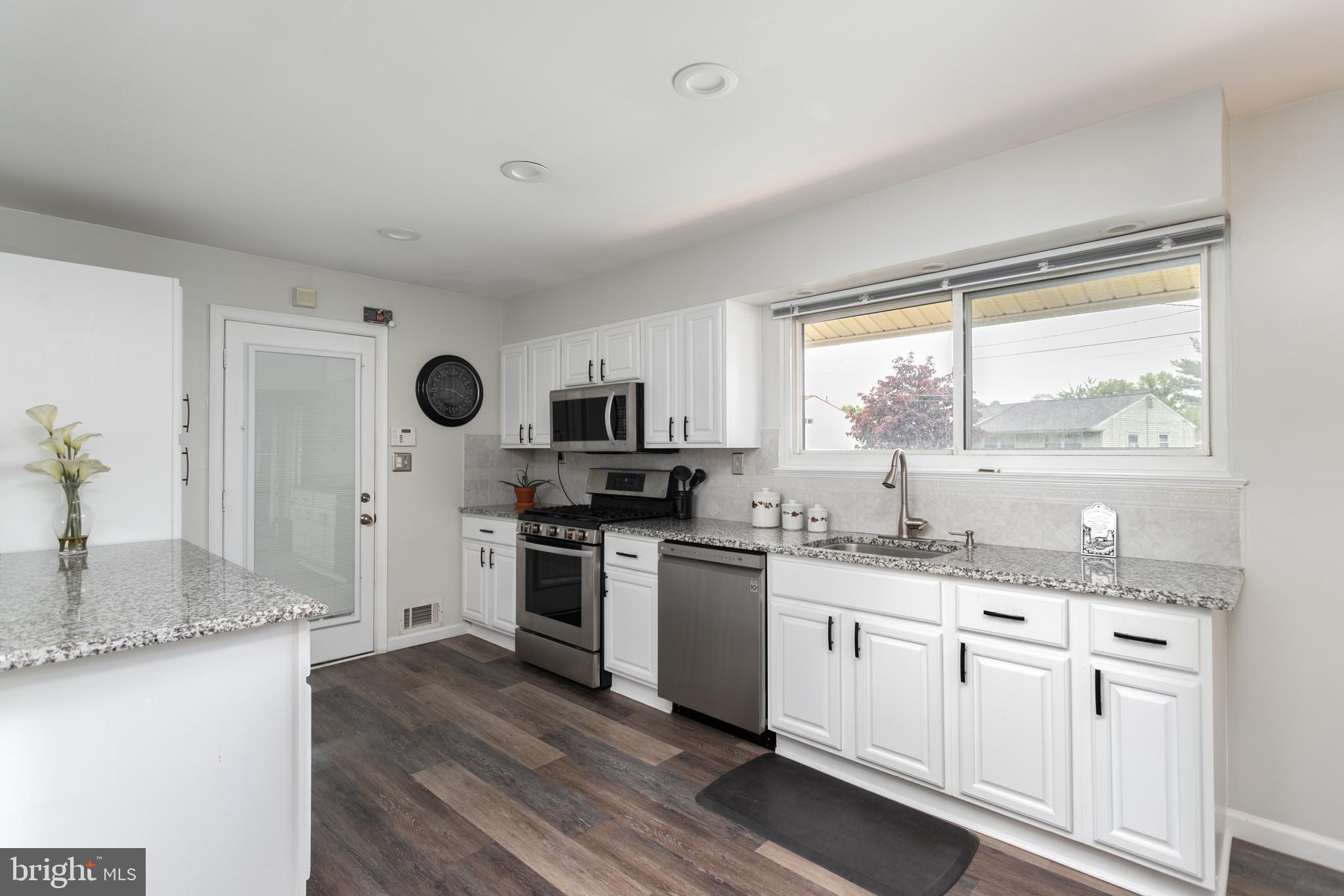 13 Lansdowne Road Burlington, NJ 08016 - Photo 7 of 32